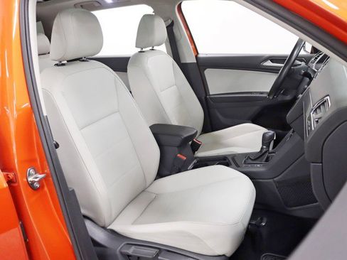 Used 2018 Volkswagen Tiguan SE w/ Panoramic Sunroof Package FWD image 24