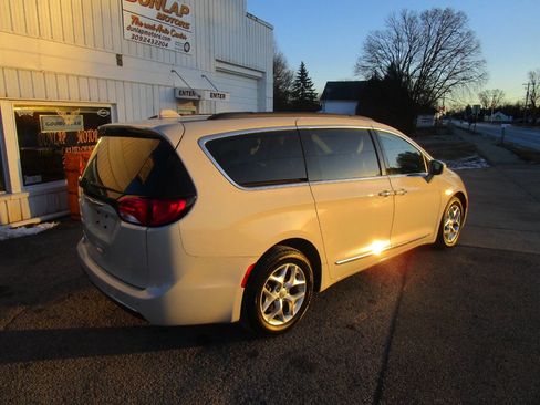 Used 2017 Chrysler Pacifica Touring-L w/ Tire & Wheel Group image 5