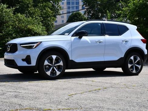 Used 2026 Volvo XC40 B5 Plus AWD/4WD image 3
