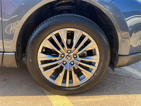 Used 2024 Toyota Venza XLE image 9