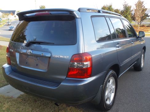 Used 2005 Toyota Highlander 4WD V6 w/ 3rd Row image 13