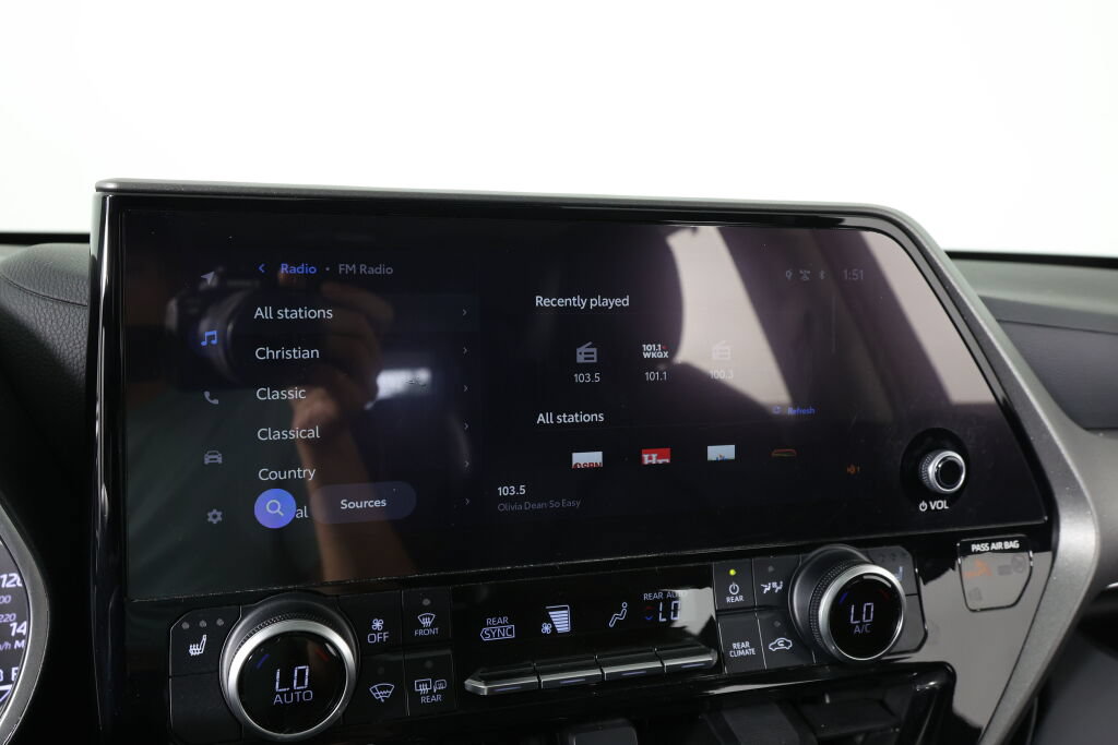 Used 2023 Toyota Highlander XLE AWD/4WD image 38