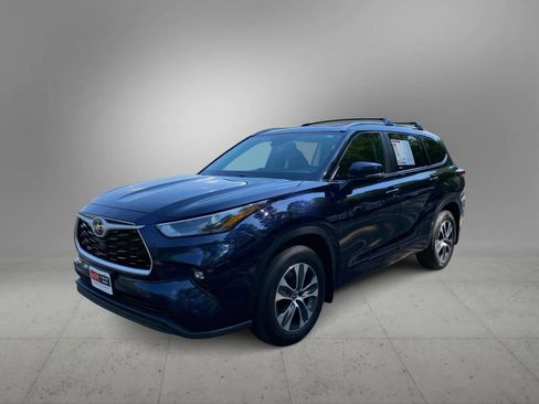 Used 2023 Toyota Highlander XLE AWD/4WD image 4