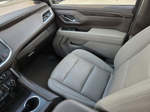 Used 2024 Chevrolet Suburban LT w/ Luxury Package RWD image 22