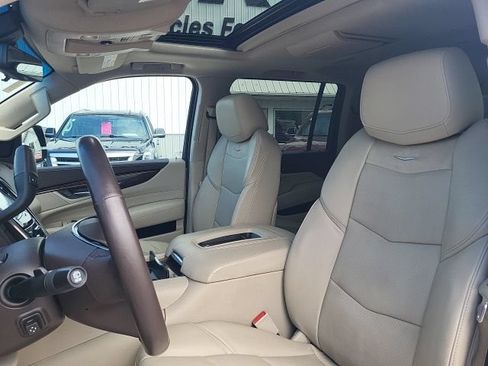 Used 2017 Cadillac Escalade ESV Luxury AWD/4WD image 14