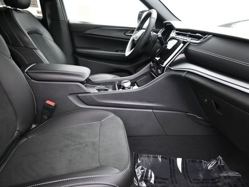 New 2025 Jeep Grand Cherokee L Altitude image 18