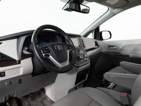 Used 2019 Toyota Sienna XLE FWD image 13