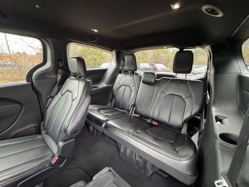 Used 2025 Chrysler Pacifica Select image 25