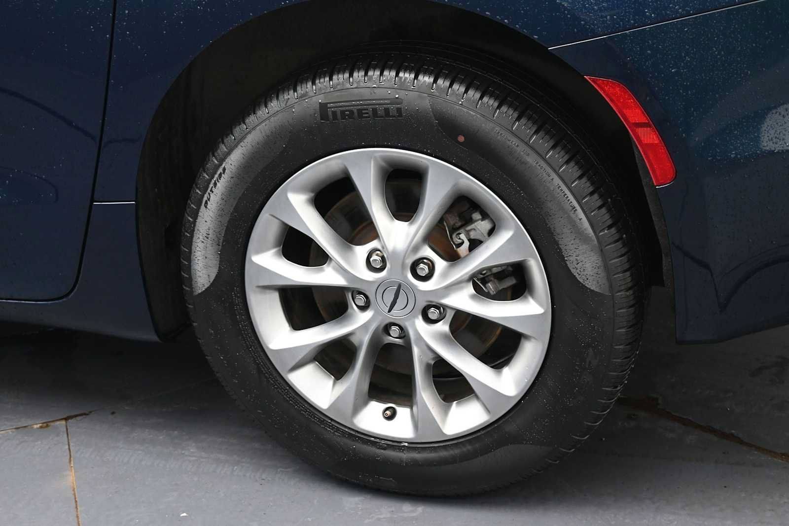 Used 2023 Chrysler Pacifica Touring-L AWD/4WD image 5