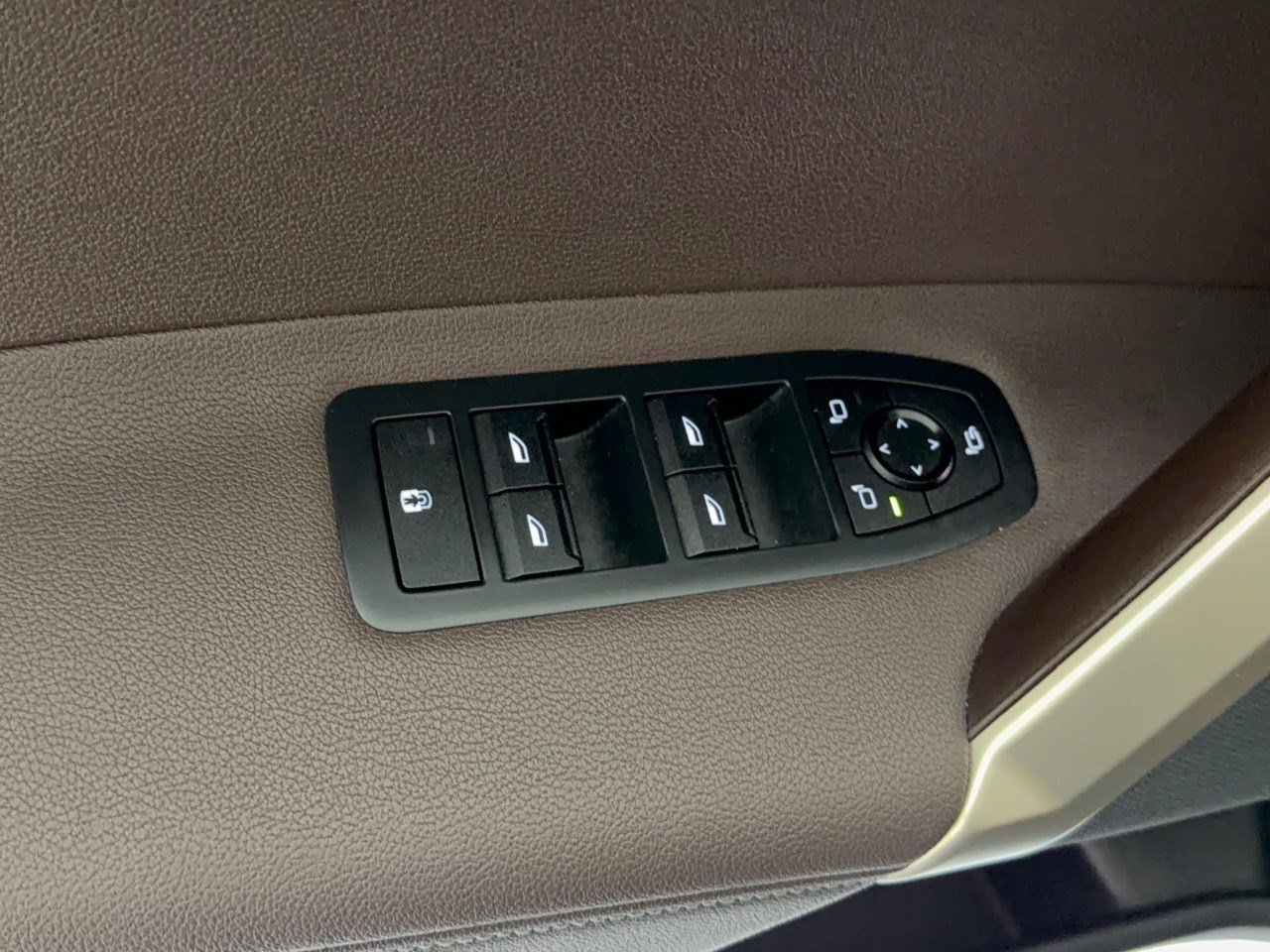 Certified 2024 BMW iX xDrive50 w/ Sport Package AWD/4WD image 15