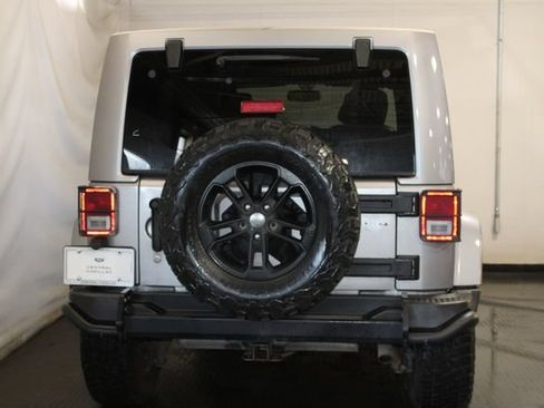 Used 2017 Jeep Wrangler Unlimited Sahara AWD/4WD image 5