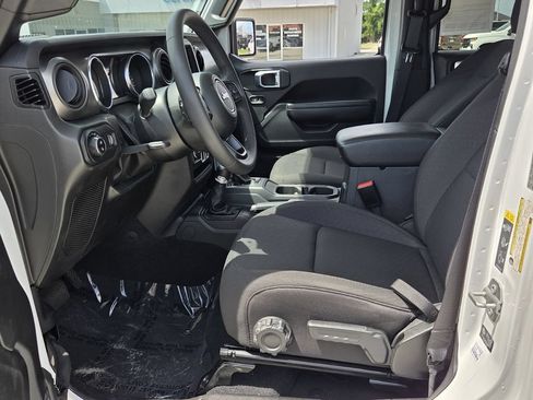 Used 2023 Jeep Gladiator Sport AWD/4WD image 13