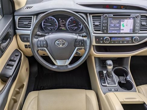 Used 2018 Toyota Highlander Limited Platinum FWD image 16