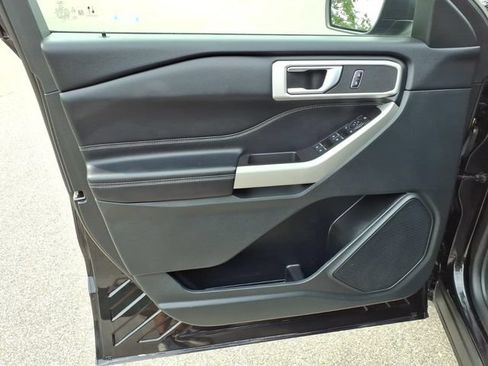 Used 2021 Ford Explorer XLT w/ Equipment Group 202A AWD/4WD image 17