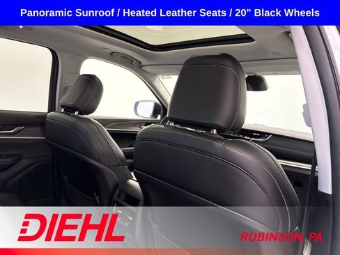 Used 2023 Jeep Grand Cherokee Limited w/ Black Appearance Package AWD/4WD image 13