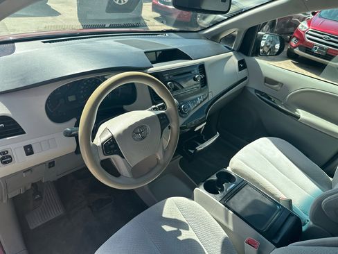 Used 2014 Toyota Sienna LE image 10