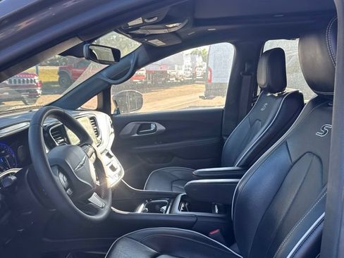 Used 2025 Chrysler Pacifica Limited FWD image 6