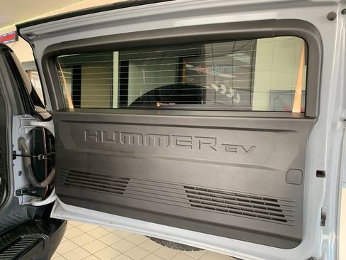 Used 2024 GMC Hummer EV 2X w/ LPO, Illumination Package AWD/4WD image 9