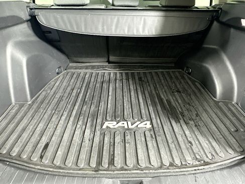 Used 2022 Toyota RAV4 XLE w/ Convenience Package image 28