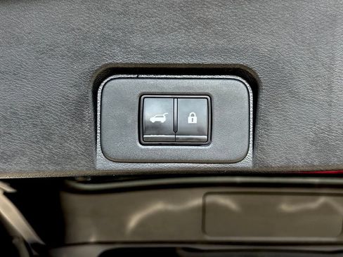 Used 2025 Nissan Rogue SV FWD image 22