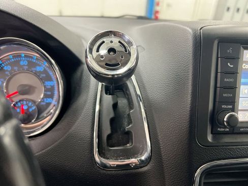 Used 2016 Chrysler Town & Country Touring FWD image 17