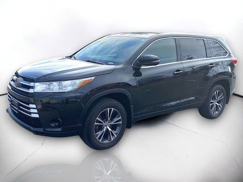 Used 2019 Toyota Highlander LE AWD/4WD image 2