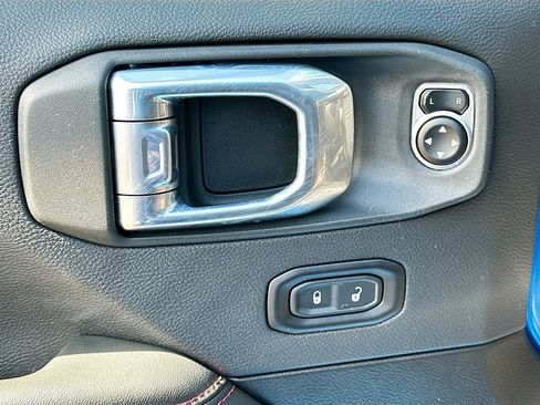 Used 2024 Jeep Wrangler Unlimited Rubicon w/ Convenience Group AWD/4WD image 17
