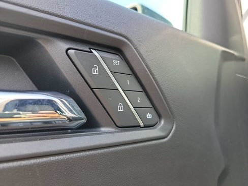 Used 2025 Chevrolet Colorado ZR2 w/ Technology Package AWD/4WD image 13