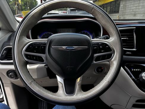 Used 2020 Chrysler Pacifica Limited FWD image 9