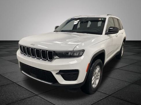 Used 2025 Jeep Grand Cherokee Laredo image 3