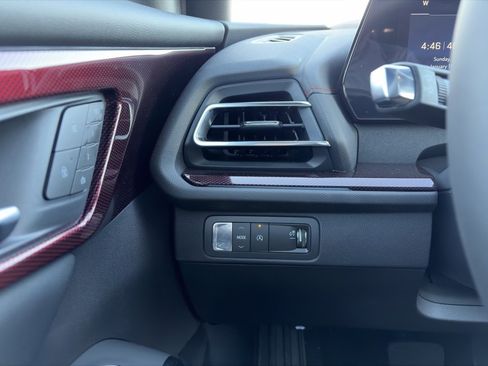 Used 2025 Chevrolet Traverse RS image 22