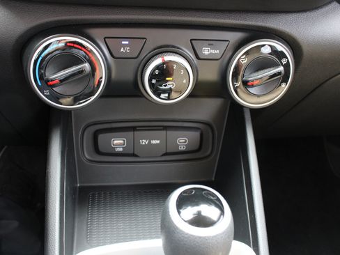 Used 2025 Hyundai Venue SE FWD image 19