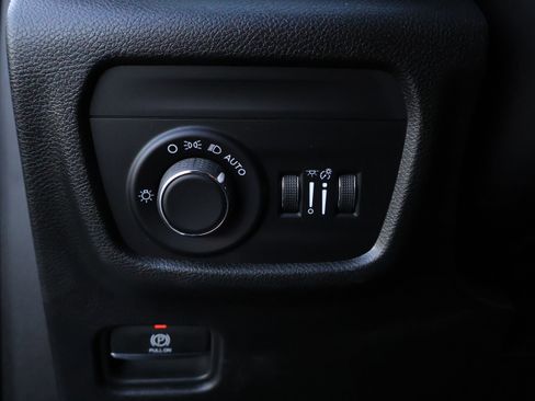 Used 2025 Jeep Grand Cherokee Altitude image 40