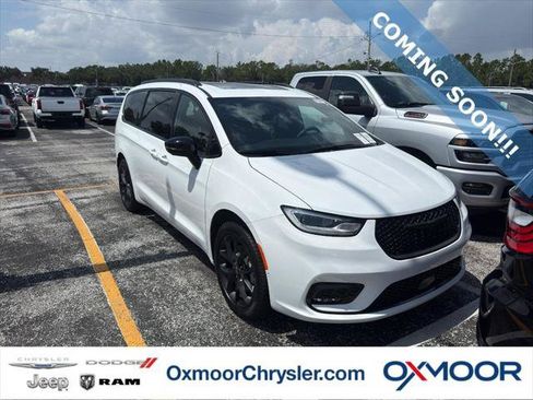 Certified 2025 Chrysler Pacifica Limited w/ Uconnect Theater Family Group AWD/4WD image 1
