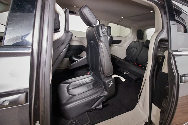 Used 2018 Chrysler Pacifica Touring-L Plus FWD image 24