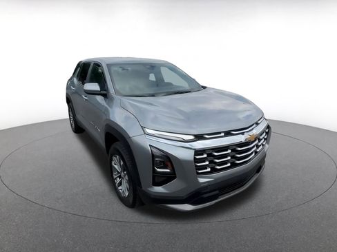 Used 2025 Chevrolet Equinox LT image 3