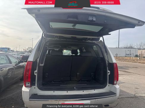 Used 2010 Cadillac Escalade Luxury image 8