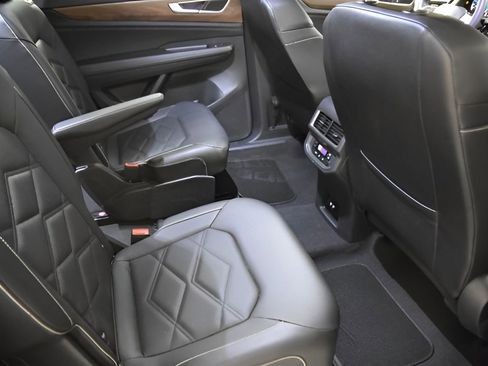 Used 2024 Volkswagen Atlas SE image 35