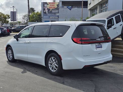 New 2026 Chrysler Pacifica Select image 6