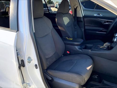 Used 2022 Toyota RAV4 XLE w/ Convenience Package FWD image 9