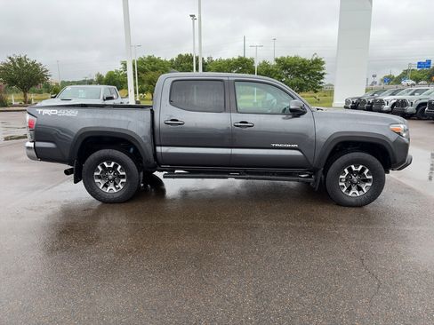 Certified 2022 Toyota Tacoma TRD Off-Road AWD/4WD image 6
