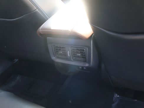 Used 2022 Toyota Venza XLE image 15