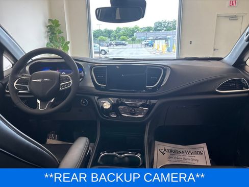 Used 2026 Chrysler Pacifica Limited FWD image 9
