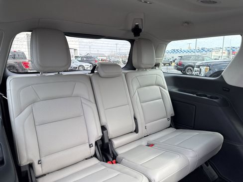 Used 2025 Lincoln Navigator Reserve image 9