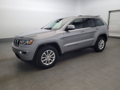 Used 2021 Jeep Grand Cherokee Laredo image 2