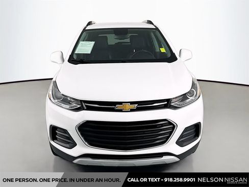 Used 2020 Chevrolet Trax LT w/ LT Convenience Package AWD/4WD image 2