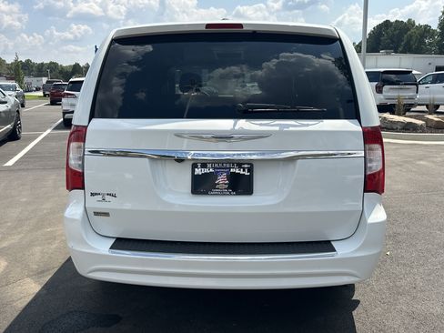 Used 2015 Chrysler Town & Country Touring FWD image 6
