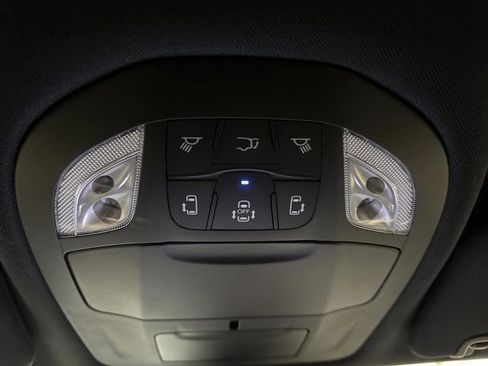 Used 2024 Chrysler Pacifica Select image 25