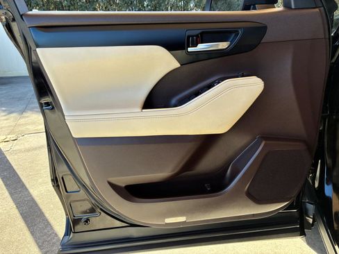 Used 2020 Toyota Highlander XLE image 8