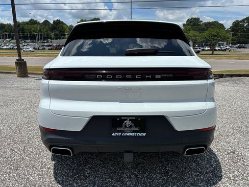 Used 2024 Porsche Cayenne AWD/4WD image 7